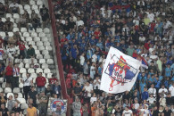 flamuj të Kosovës me hartën e Serbisë mbi të.