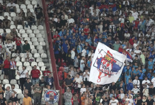 flamuj të Kosovës me hartën e Serbisë mbi të.
