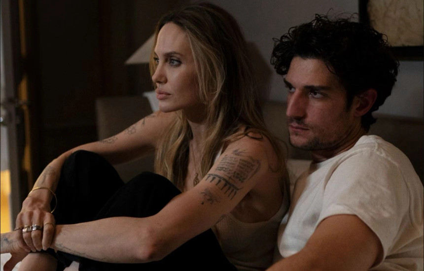 Angelina Jolie dhe Louis Garrel in Couture. Fotografuar nga Carole Bethuel