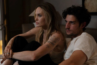 Angelina Jolie dhe Louis Garrel in Couture. Fotografuar nga Carole Bethuel