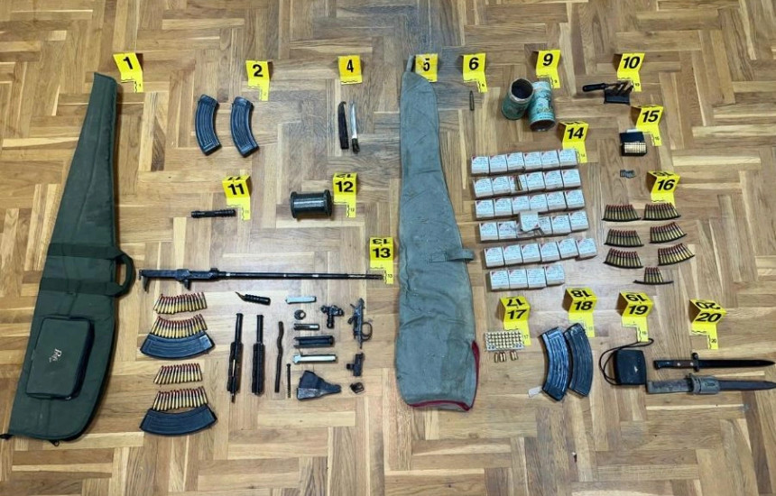 Arrestohet 73-vjeçari në Zveçan, policia sekuestron armë dhe sasi të madhe municioni