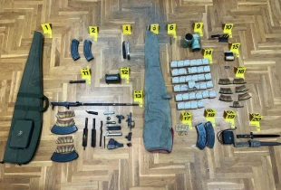 Arrestohet 73-vjeçari në Zveçan, policia sekuestron armë dhe sasi të madhe municioni