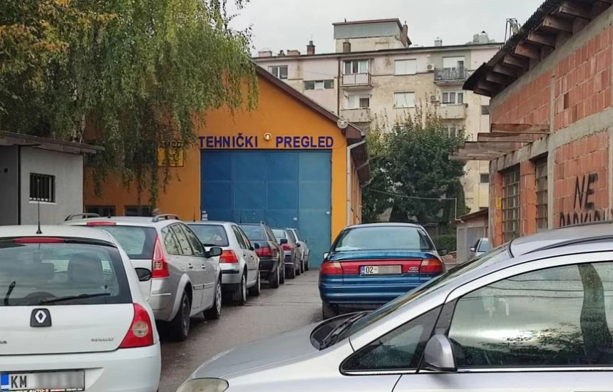 Radhë e makinave para Qendrës për Regjistrim në Mitrovicë të Veriut. 2 nëntor 2023.