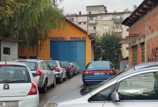 Radhë e makinave para Qendrës për Regjistrim në Mitrovicë të Veriut. 2 nëntor 2023.
