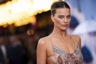 Margot Robbie me fustan nga Armani Prive