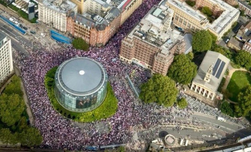 Më shumë se 100 mijë njerëz marshojnë në Londër