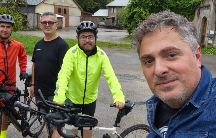 Nga e majta: Gary Lloyd, vëllezërit Mentor, Hasan- Cani dhe Faton Rrahmani, pasditen e së shtunës të 13 shtatorit, në Francë në kufi me Zvicrën