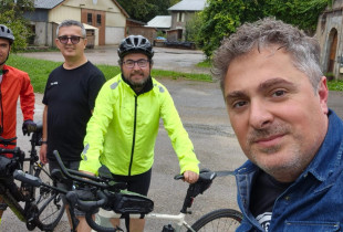 Nga e majta: Gary Lloyd, vëllezërit Mentor, Hasan- Cani dhe Faton Rrahmani, pasditen e së shtunës të 13 shtatorit, në Francë në kufi me Zvicrën