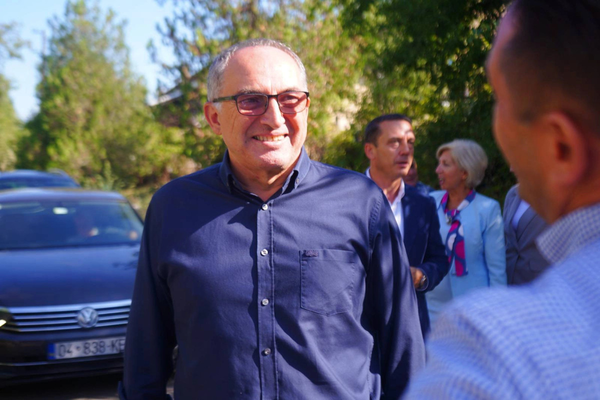 Tahiri vendos gurthemelin e stacionit të ri në Mitrovicë  Totaj përuron fushë futbolli në Prizren