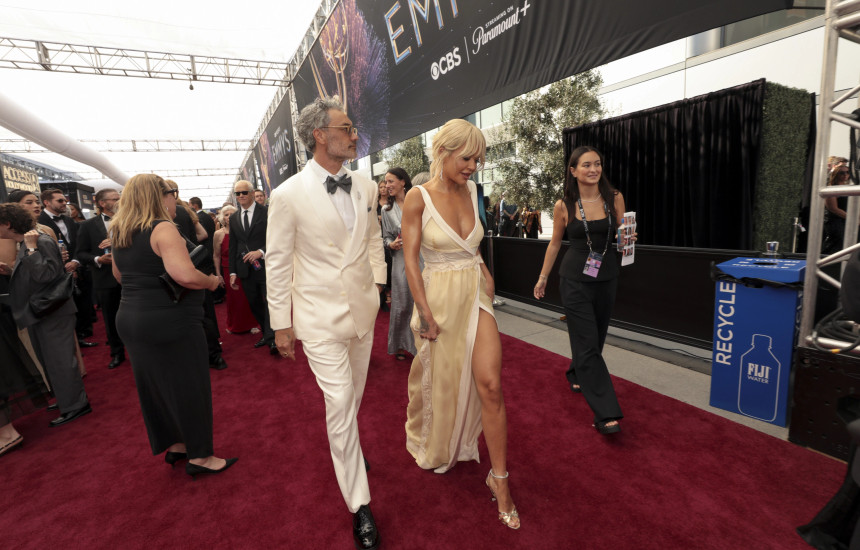 Taika Waititi dhe Rita Ora, në tepihun e kuq të ceremonisë së 77-të "Emmy Awards"