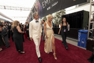 Taika Waititi dhe Rita Ora, në tepihun e kuq të ceremonisë së 77-të "Emmy Awards"