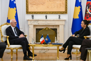 Vjosa Osmani dhe ambasadori i Frances