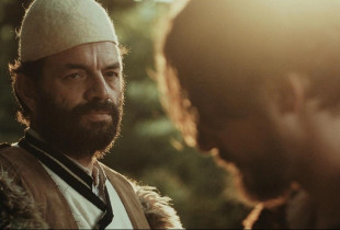Edon Rizvanolli në rolin e Nur Dokës, në filmin “Nderi”