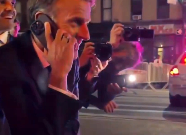 Macroni bllokohet nga eskorta e Trumpit në New York: Po pres në rrugë për ty