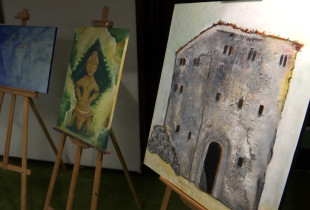 “Artistët për trashëgimi” me vepra temash e teknikash të larmishme vjen si një udhëtim në identitet