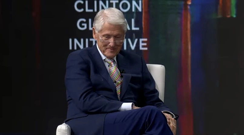 Bill Clinton se spominja posredovanja Nata v Kosovu in poudarja, da so ga mnogi imeli za norega