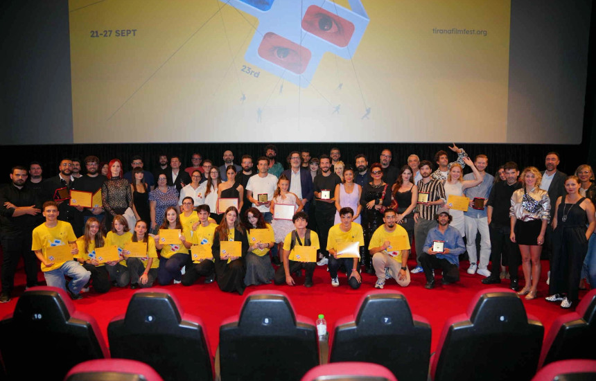 Deari, regjisori më i mirë me “Everybody Calls Redjo” në Tiranë