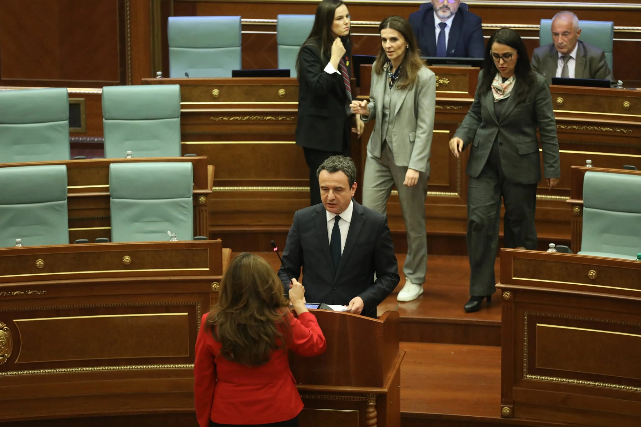 Musliu ia heq mikrofonin Kurtit: Kryeministër kthehu në temë