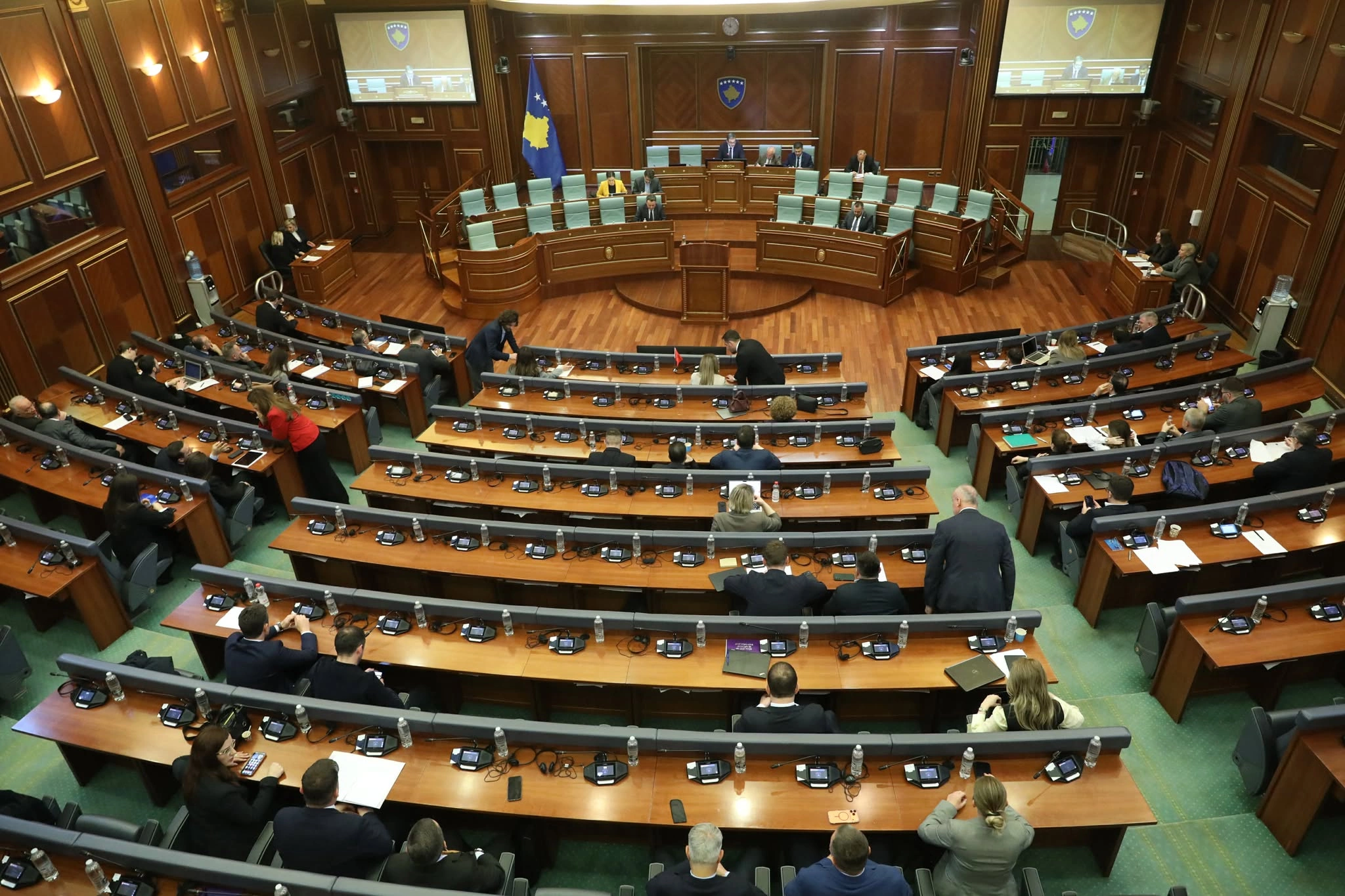 LIVE-Kuvendi: Opozita kërkon uljen e TVSH-së dhe akcizës për naftën, pushteti refuzon