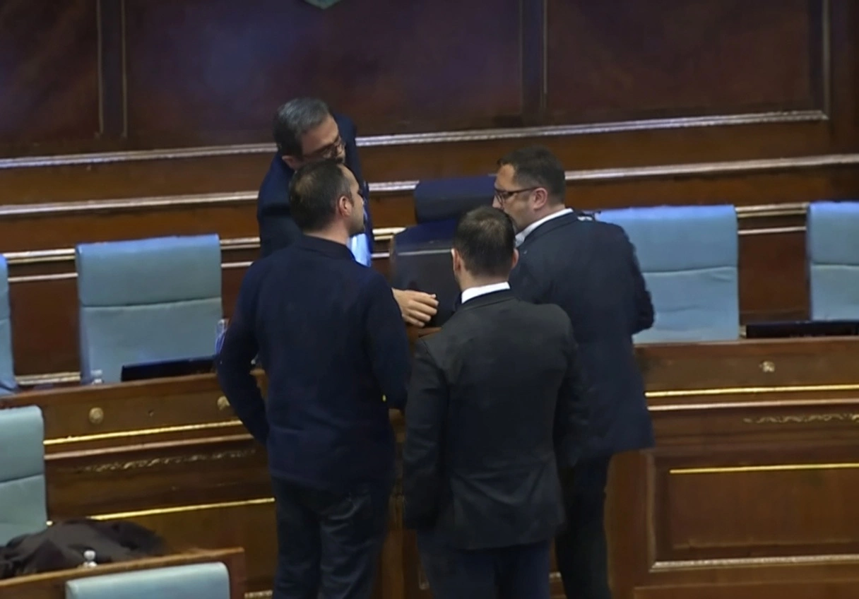 Deputeti i LDK-së, Besian Mustafa, u përfshi në një përplasje me deputetin e Vetëvendosjes, Egzon Azemi.