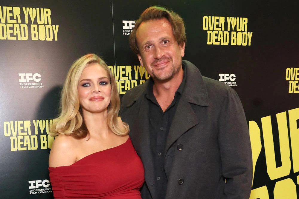 Segel dhe Weaving promovojnë filmin  Over Your Dead Body 