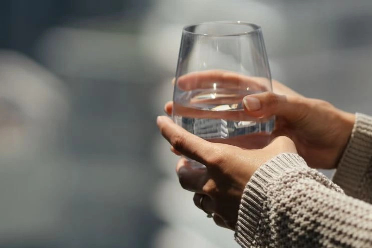 a-duhet-te-pini-uje-gjate-ngrenies