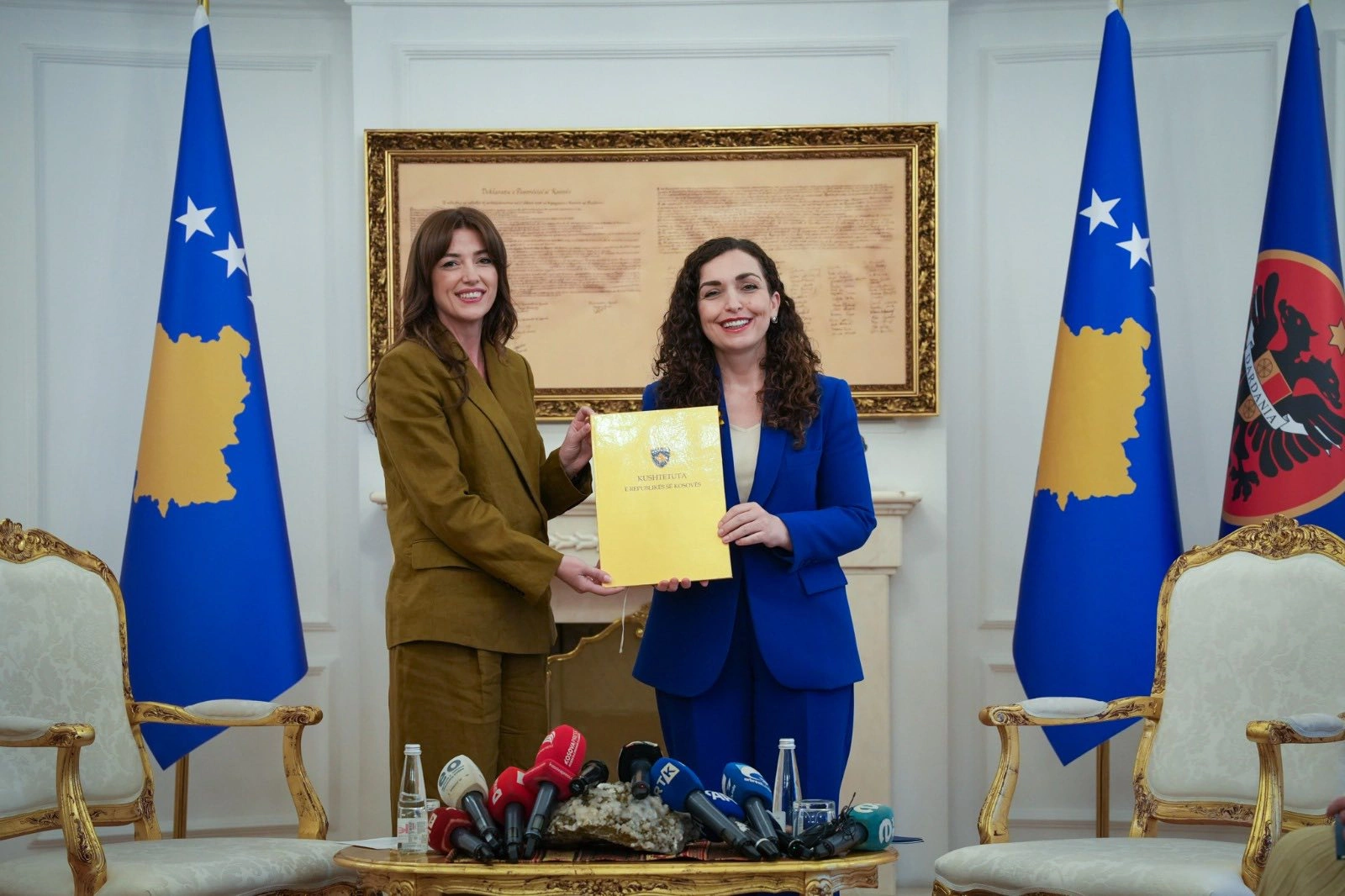 Vjosa Osmani - Albulena Haxhiu