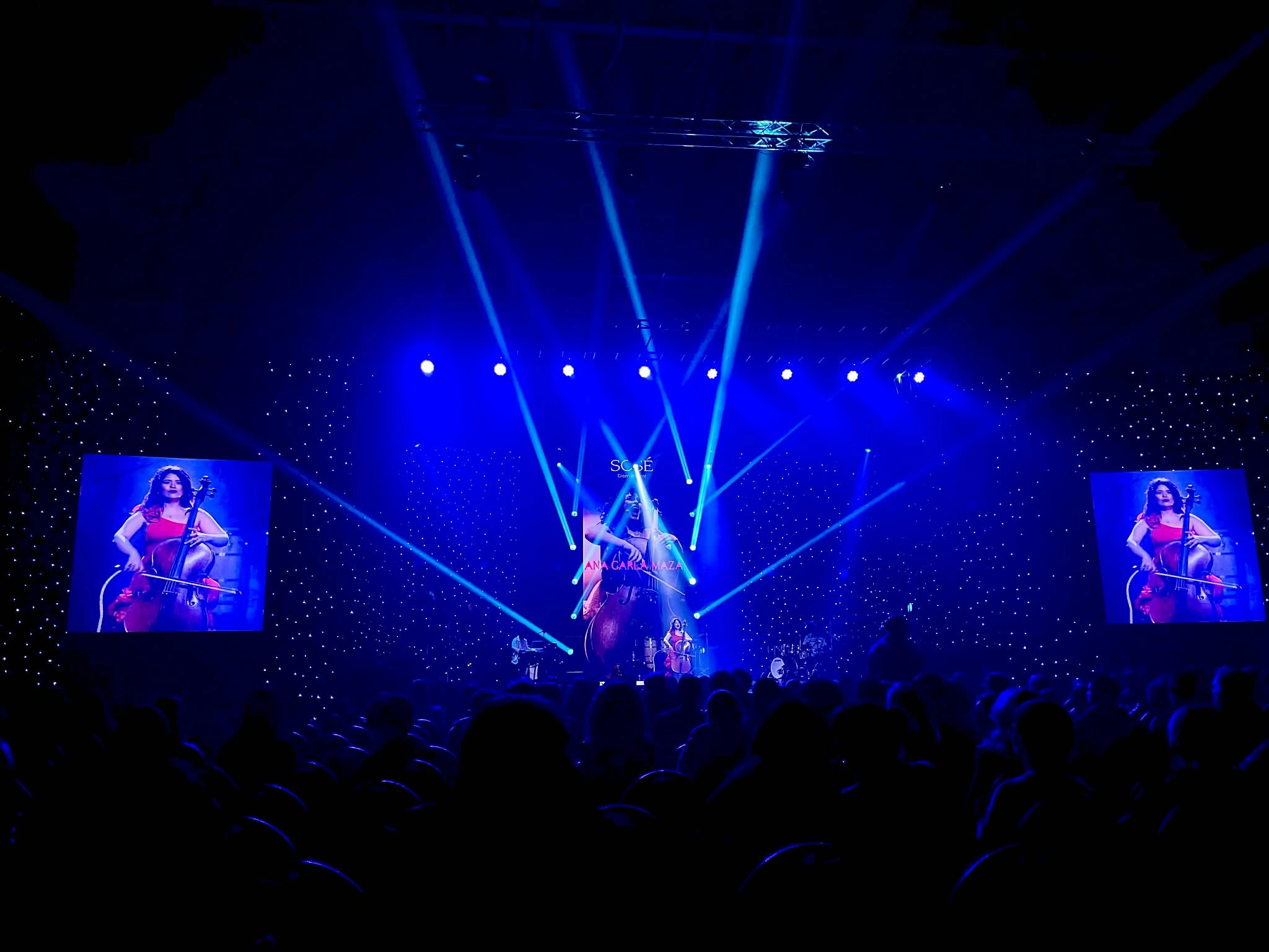 Me këngët “Habanera”, “Me lleva a t”, “Alabar”, “Corazoncito mio”, “Je t’ai aimé”, “Cha cha cha”, “Les jours passent”, “Me despido de ti” e “Ma chérie”, midis tjerash, ritmet e mbrëmjes lëviznin midis melankolisë dhe gëzimit