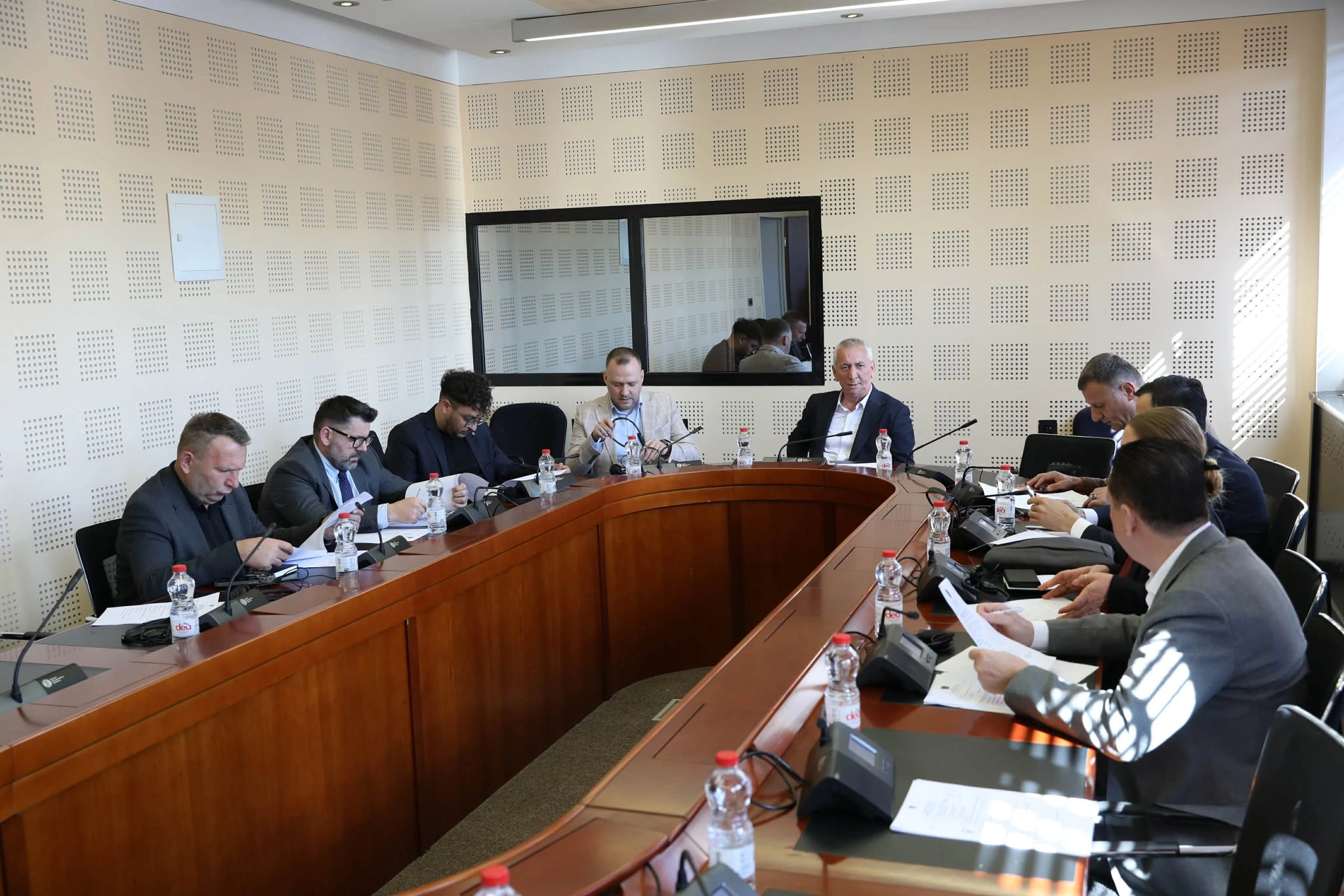 Komisioni për AKI mban mbledhje të mbyllur për media, shqyrton planin e punës