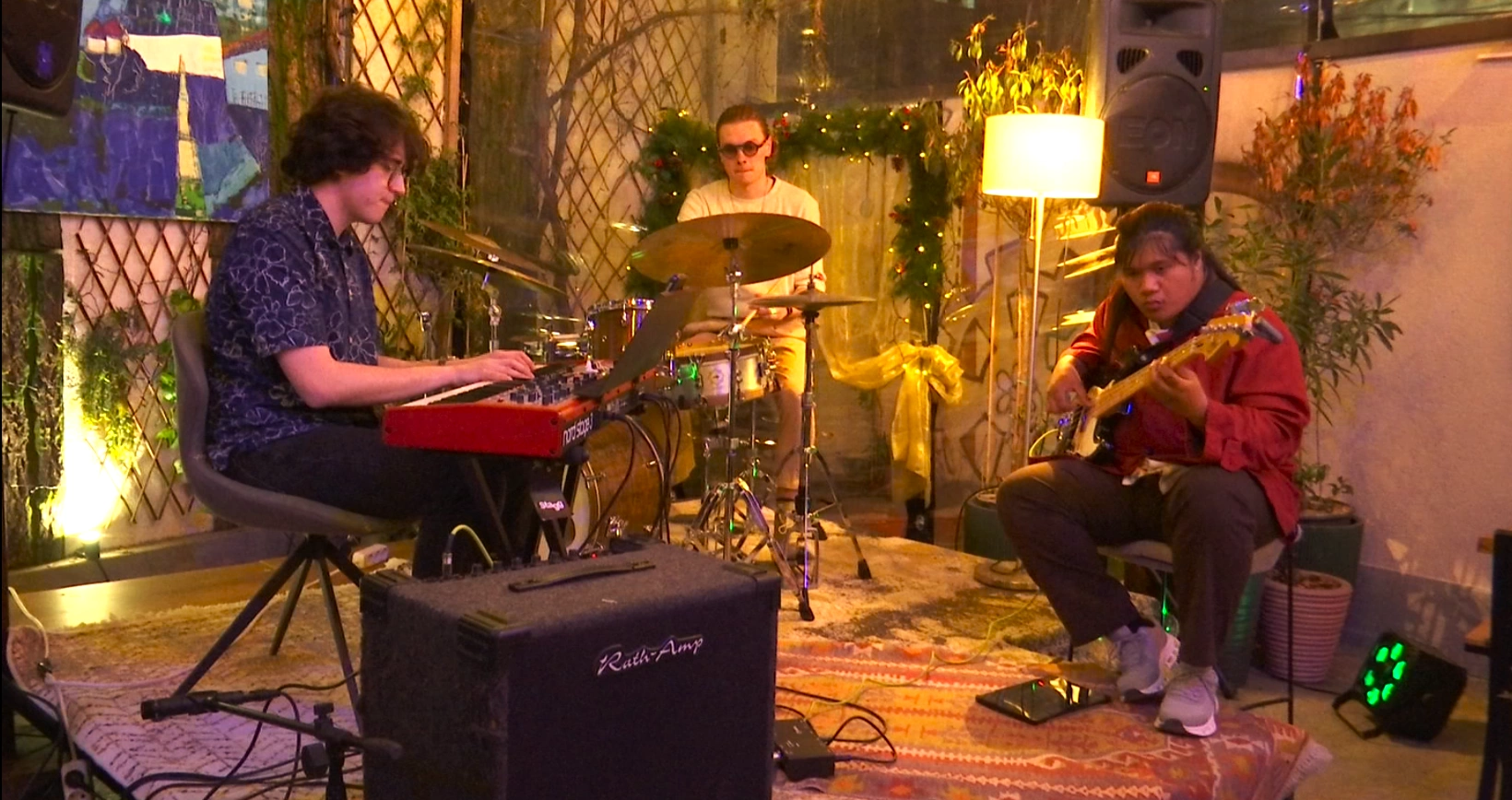 Koncerti “Jazz Without Borders” i “Ilirian Ahmeti Trio” në Prishtinë ka qenë një mbrëmje që tejkalon kufij. Ritmet shqiptare, ato të Austrisë, Sllovakisë e Japonisë u bënë bashkë në harmoninë e tingujve