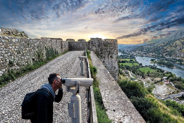 Projekti “Rijetësimi i Kalasë së Shkodrës” parasheh investime të cilat e fuqizojnë këtë monument për të ofruar përvoja unike për vizitorët
