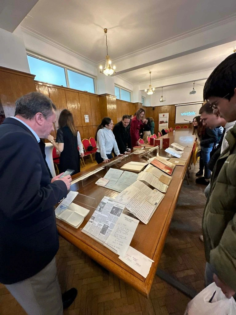 Veprat e Kadaresë dhe të Agollit jehojnë në Sofje