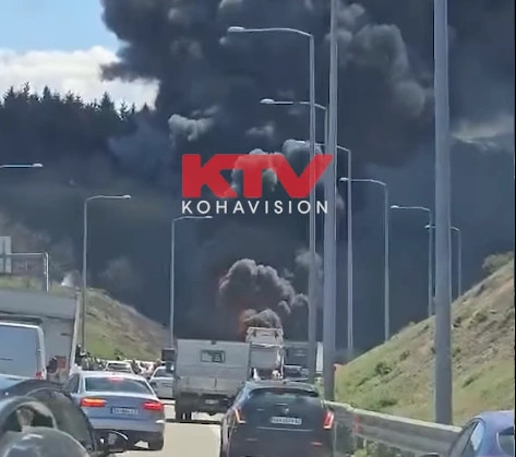 Digjet kamioni në autostradën Suharekë Duhël