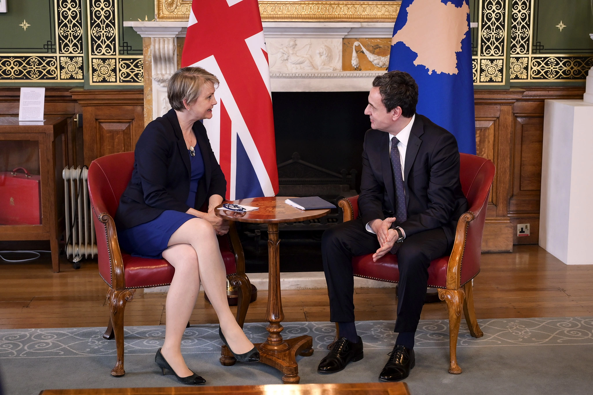 Kurti e njofton sekretaren britanike për kërcënimet nga Serbia