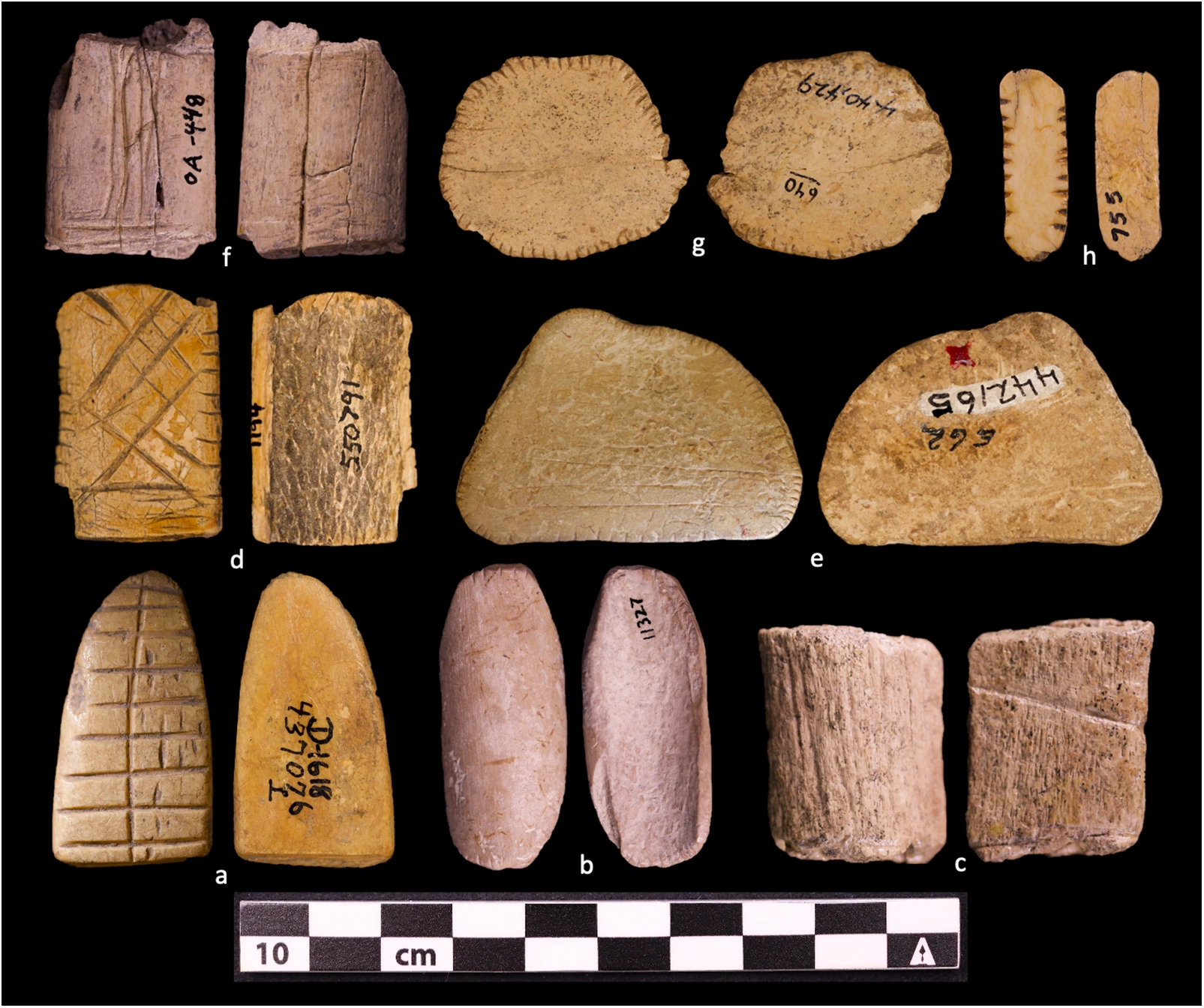 Ndryshe nga zaret e sotme, këto objekte nuk ishin kubike, por dyanëshe. Prodhoheshin nga kockat, të formuara me kujdes në pjesë të vogla, të sheshta ose paksa të rrumbullakosura, zakonisht me formë ovale ose drejtkëndore