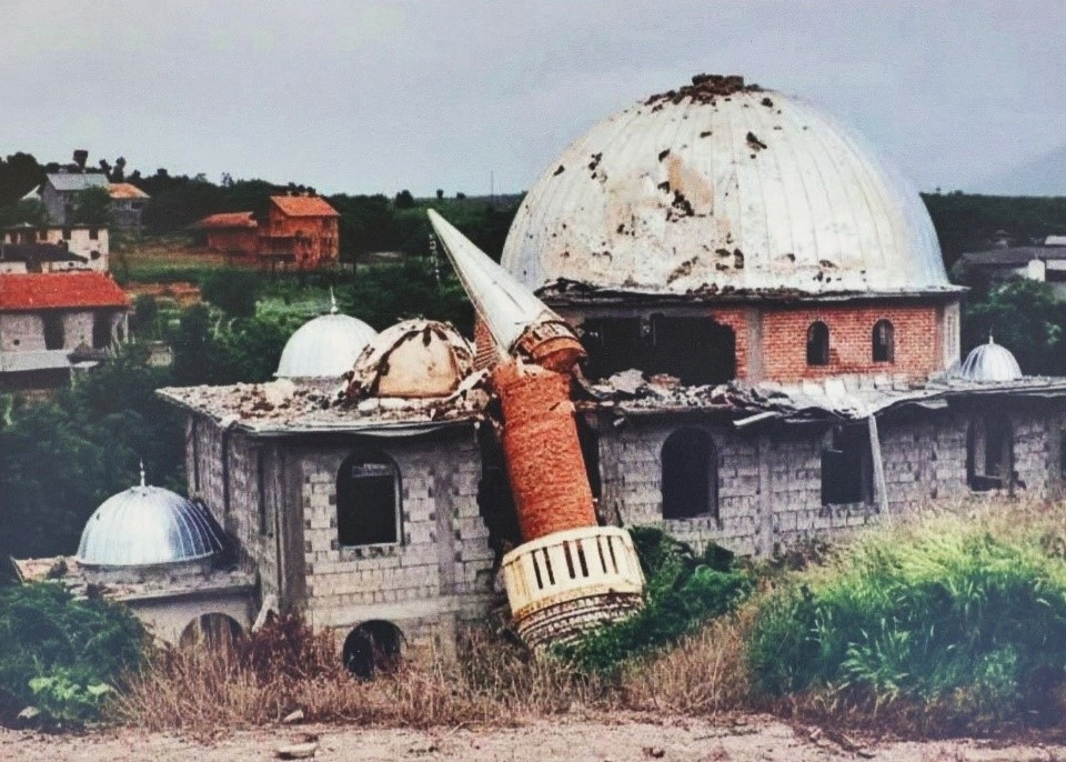 Xhamia e Landovicës, Prizren, 1997. Granatimi ia dëmtoi minaren, muret mbajtëse dhe kupolën qendrore (Foto nga ekspozita)