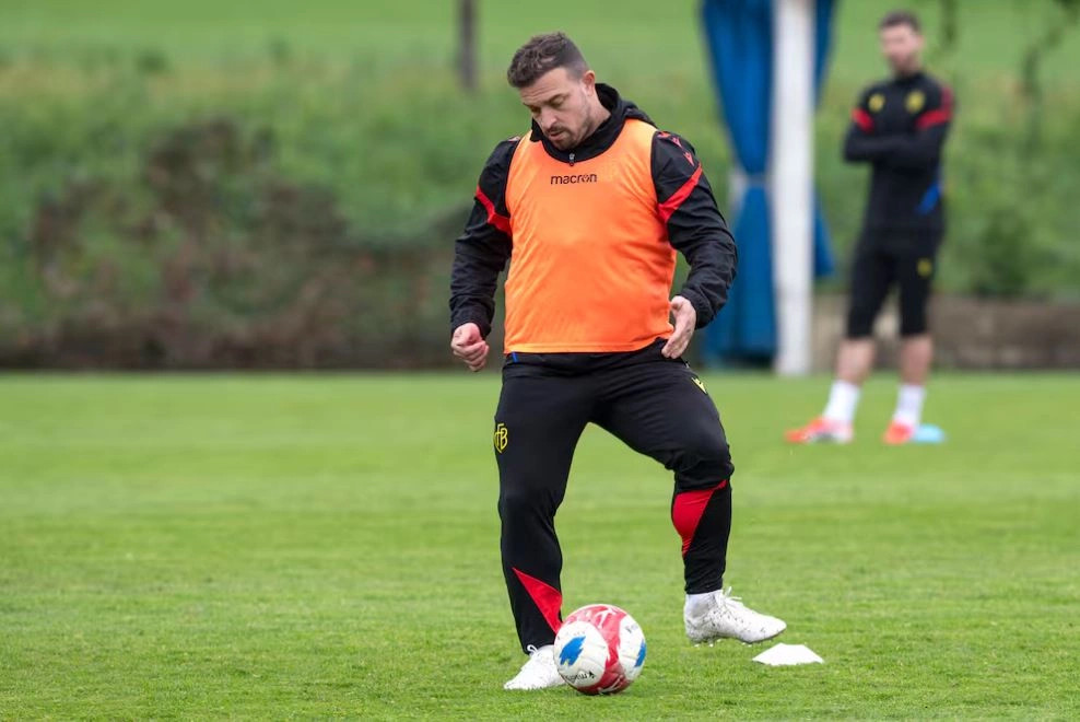 E pazakontë  Shaqiri u stërvit me këpucë të bardha