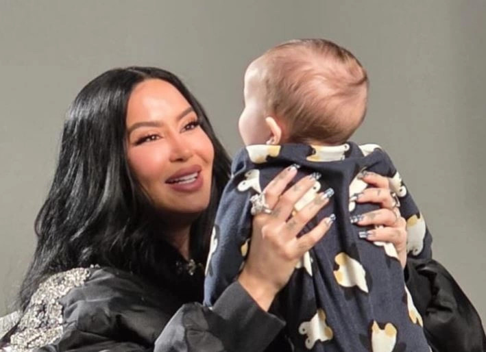 dafina-zeqiri-shfaq-per-here-te-pare-fytyren-e-djalit-te-saj