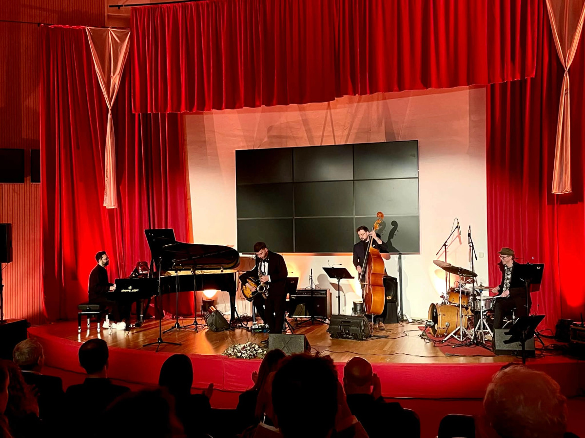 jehona-e-kenges-se-qamilit-te-vogel-ne-nje-dialog-intim-jazzi