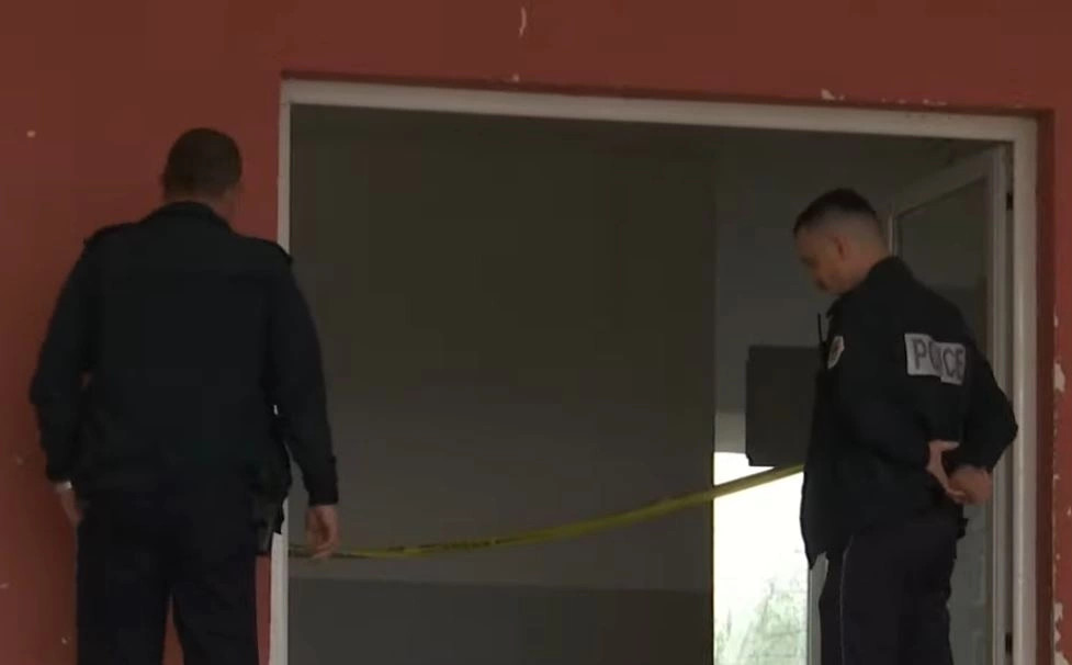 Babai me dy fëmijët humbën jetën nga zjarri brenda banesës