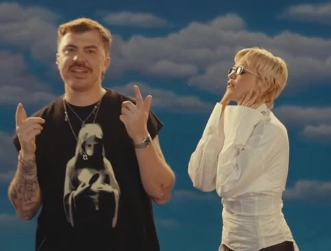 Rita Ora publikon këngën e re