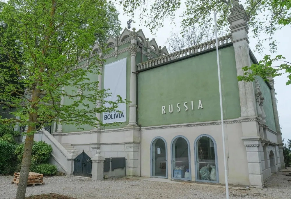 Edicioni i 61-të i Bienales Ndërkombëtare të Artit në Venecia hapet prej 9 majit deri më 22 nëntor. Në vitin 2024, Rusia ia dorëzoi pavijonin Bolivisë