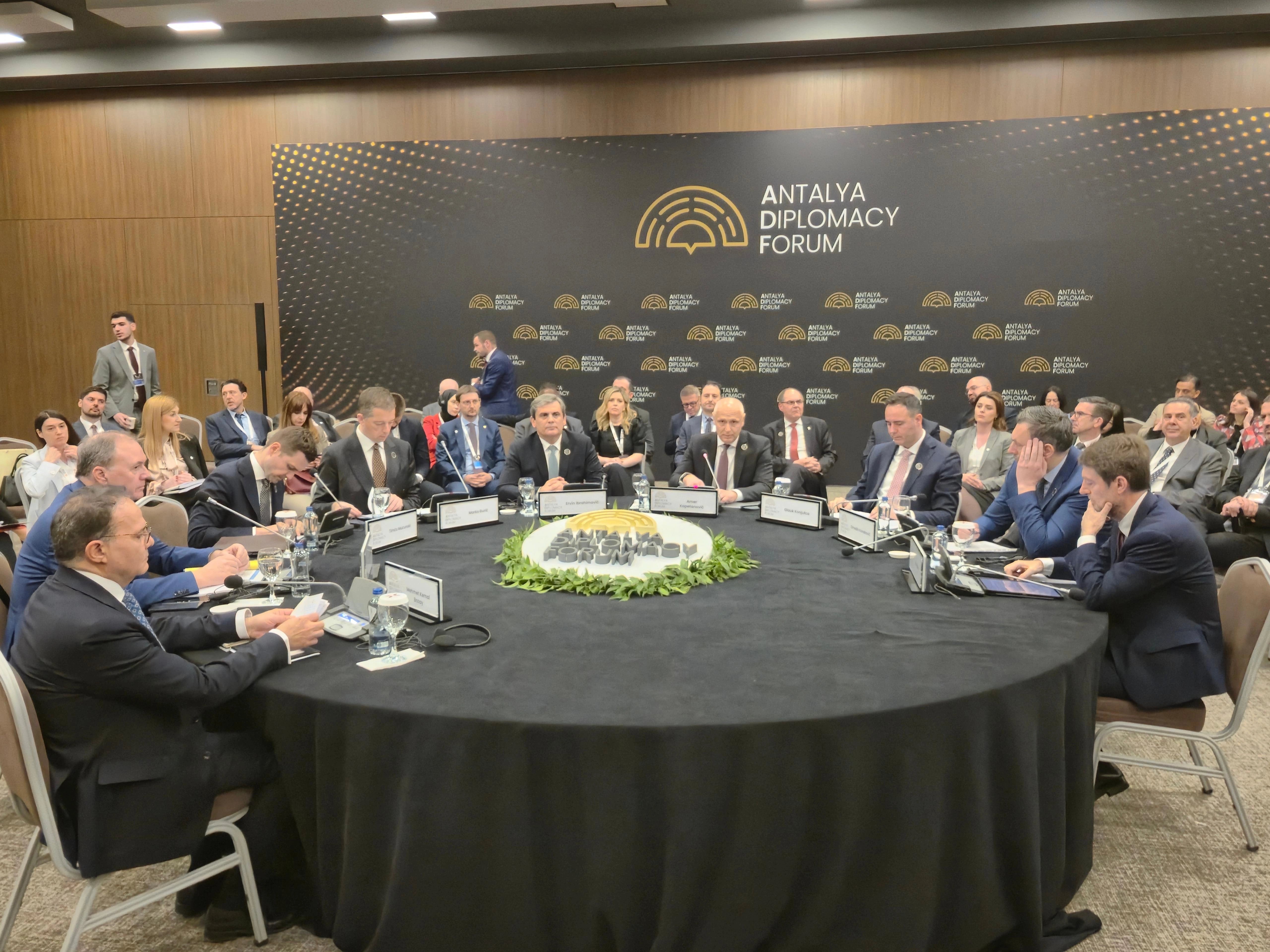 Ministri i Jashtëm, Glauk Konjufca