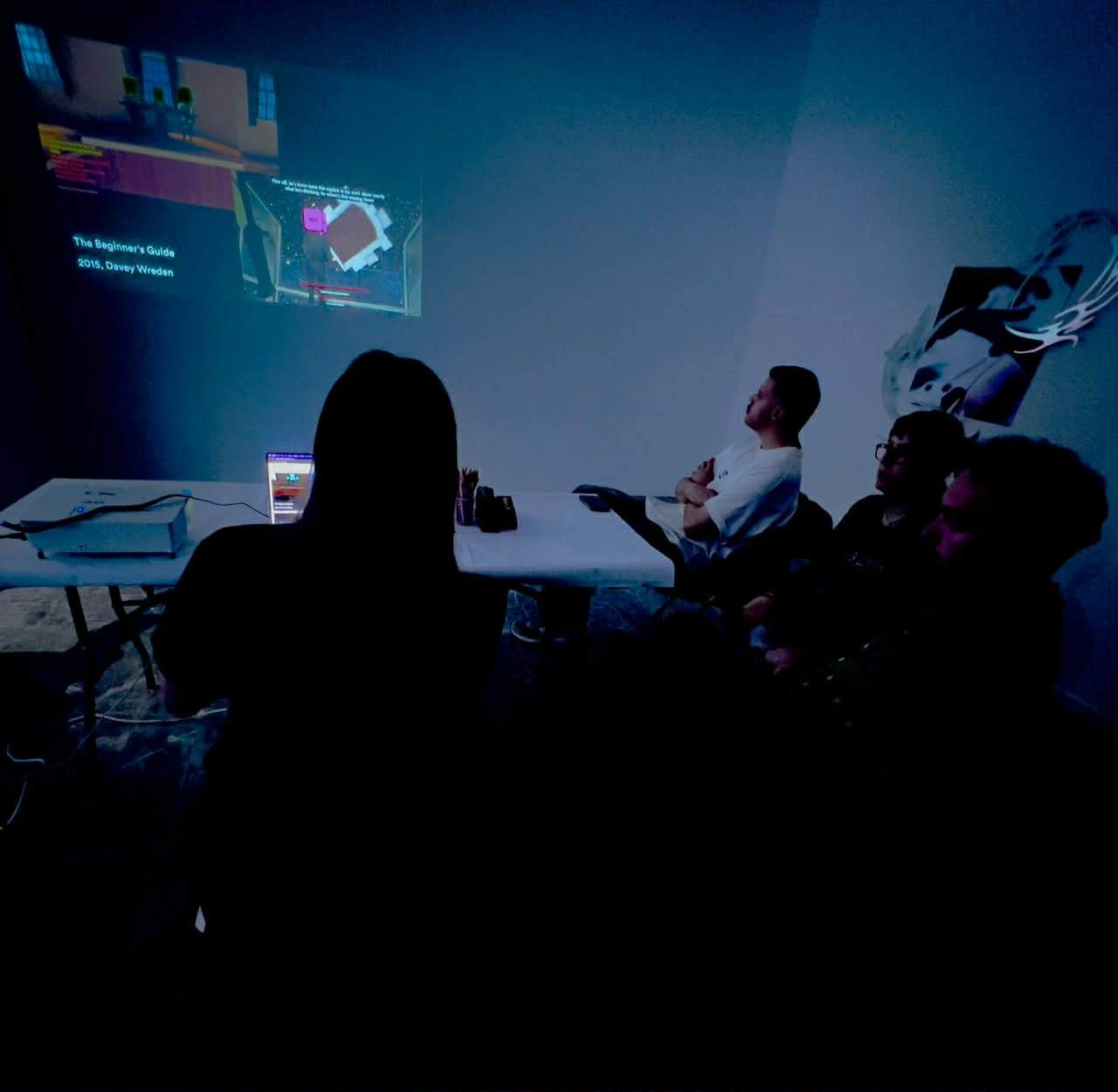 Me ekspozitën “Të zhbësh, të shpërbëhesh, të zhdukesh” në sfond, punëtoria “Nga Loja në Galeri” e udhëhequr nga zhvilluesi dhe dizajneri i lojërave, Petrit Hoxha, ka qenë një lloj ftese për të hyrë në artin e epokës digjitale