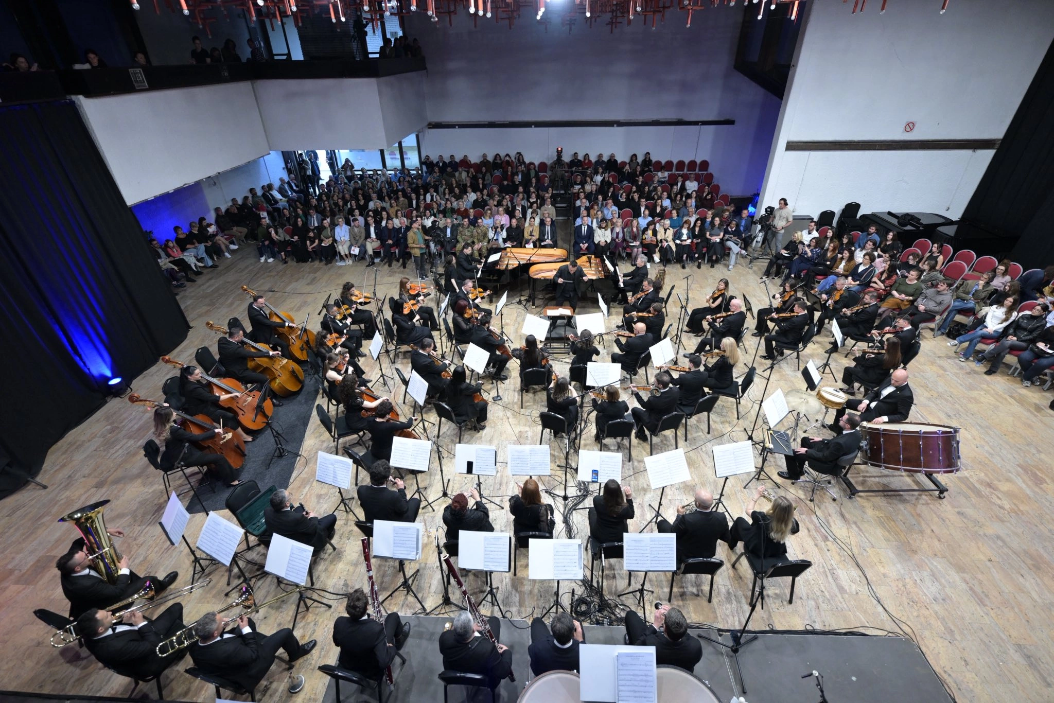 koncerti qe ansambël i madh tingujsh që u shndërruan në emocion e muzika në gjuhë të përbashkët përtej kufijve (Foto: Arben Llapashtica)