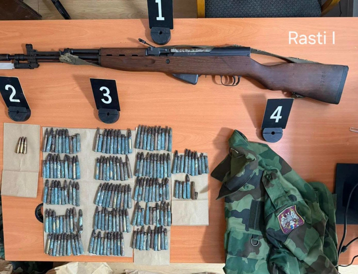 serish-gjenden-arme-e-uniforma-ushtarake-serbe-ne-veri