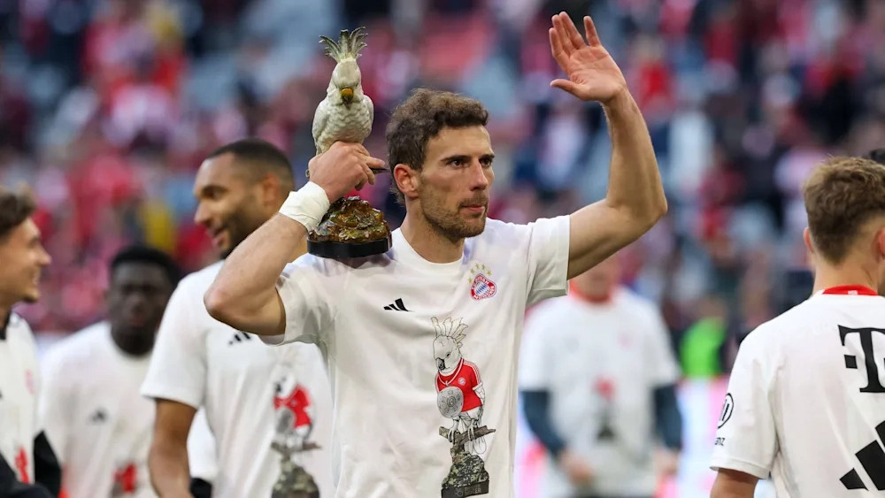 U paraqit edhe në fanella  cila është historia e Bayernit me zogun kakadu 