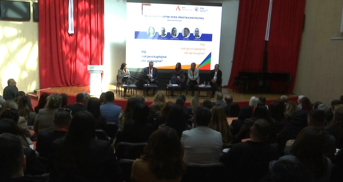 Dita e Librit  shfleton  zbehjen e leximit  përballet me IA në