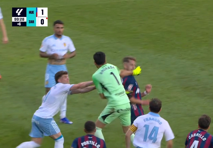 Dhunë në Spanjë  portieri godet me grusht kundërshtarin