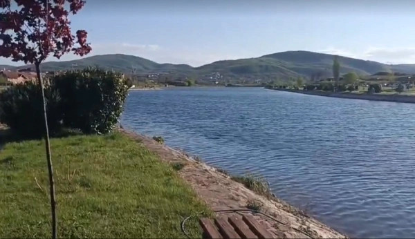 nje-femije-bie-ne-liqenin-akumulues-ne-mitrovice-nxirret-me-shenja-jete
